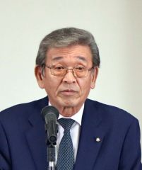 退任あいさつする中村さん