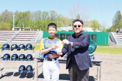 少年団に野球道具を寄贈　大樹のＦリード 3
