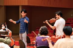 リハーサルに臨む澤村さん（左）と成田さん