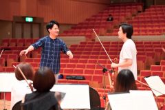 演奏について意見を交わす澤村さん（左）と成田さん