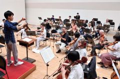 指揮の澤村さんとのリハーサルに臨む帯広交響楽団メンバー（金野和彦撮影）