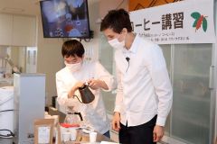 ブルーノさんからコーヒーの深い味わいを引き出すいれ方を学ぶ学生