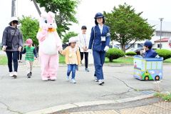 周りに注意しながら横断歩道を渡る児童