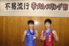 ＪＯＣジュニアオリンピックカップで３位入賞を遂げた帯北高の（左から）岡部太施と野口佳祐