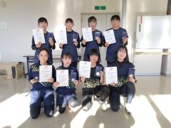 女子上位入賞者。（前列右から）吉田・安田組、阿曽・池田組。（後列右から）近野・小川組、中西・中村組