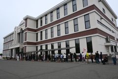 平日にもかかわらず、「三方六のお買い得品」を求め約１００人の行列
