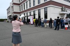 平日にもかかわらず、「三方六のお買い得品」を求め約１００人の行列２