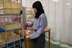 ようやく購入できた、「三方六のお買い得品」を手に思わず笑顔がこぼれる