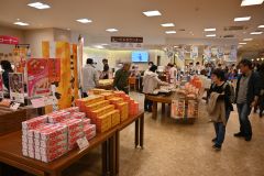 平日の朝からにぎわう店内