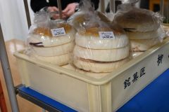 前日の製造時に出た三方六の切れ端を販売している
