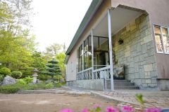 ２４日に今季の開館を始めた美術館と庭園