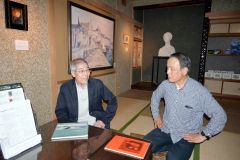 和室を利用した展示室で「多くの人に庭園と美術品を楽しんでもらいたい」と話す加藤館長（右）と三島さん