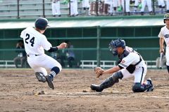 【１回戦・帯大谷－北海】北海は２回２死一、二塁からの中前打で二走が本塁を狙うが、帯大谷の森浦直也捕手が本塁を死守した
