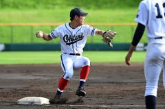 【１回戦・帯大谷－北海】帯大谷は２回１死一、二塁のピンチで三塁手の家次陽希が三塁線のゴロを好捕。三塁を踏み一塁へ送球してダブルプレーとした