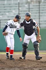 【１回戦・帯大谷－北海】帯大谷は１０回から泉映甫投手がマウンドにあがり、森浦直也捕手が声をかける