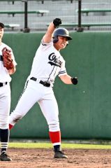 【１回戦・帯大谷－北海】帯大谷の堀田悠伽は９回２死満塁で起死回生の中前安打を放ち一塁上でガッツポーズを決める