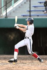 【１回戦・帯大谷－北海】帯大谷の糸瀬拓未主将は９回２死１塁で中前安打を放ちチャンスを拡大する