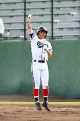 【１回戦・帯大谷－北海】帯大谷の臼井啓真は９回１死から中前安打を放ち反撃の口火を切った。一塁上で右手を高々と揚げチームを鼓舞する
