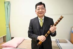 尺八を手にする澤井会長