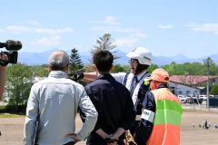 忠類小の屋上から周囲の安全を確認する警察官やハンターら（訓練）