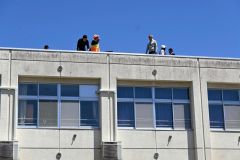 忠類小の屋上から周囲の安全確認をする警察官やハンターら（訓練）