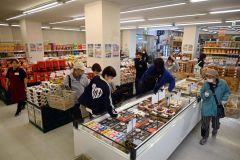 オープン直後から賑わう店内（２４日午前８時すぎ）