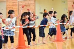 段ボールの的当てを楽しむ園児