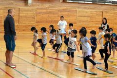 断熱材の板を使ったバランス遊びに挑戦する園児