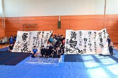 児童と書道部員が完成させた２枚の大作