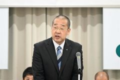 あいさつする西川組合長