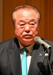 あいさつする小森代表理事会長