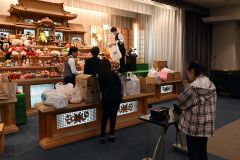 祭壇にずらりと並んだ人形やぬ縫いぐるみ。手を合わせている人もいた