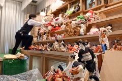 祭壇にずらりと並んだ人形や縫いぐるみ