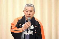 あいさつする吉田悟志前会長