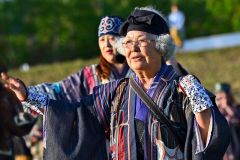 札幌ウポポ保存会と千歳アイヌ文化伝承保存会（金野和彦撮影）