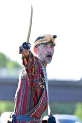 札幌ウポポ保存会メンバーによる剣を使った踊り。男性１人で舞った