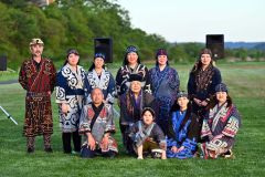 札幌ウポポ保存会と千歳アイヌ文化伝承保存会（金野和彦撮影）