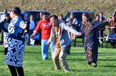 「鶴の舞」を踊る来場者（金野和彦撮影）