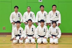個人戦の優勝者。前列左から男子６０キロ級の白木玲雄、同６６キロ級の山﨑光聖、同７３キロ級の大城源志、女子の岡田美里、後列左から男子８１キロ級の角野大輝、同９０キロ級の蜂屋翔大、同１００キロ級の石渡一汰、同１００キロ超級の大和田晃希