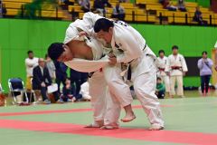 【男子個人戦１００キロ、１００キロ超級・リーグ戦】技を仕掛ける白樺学園の石渡一汰（左）