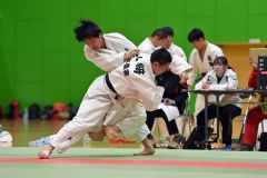 【男子個人戦６６キロ級・決勝】技ありを奪う帯農の山﨑光聖（手前）