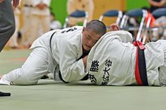 【男子個人戦９０キロ級・リーグ戦】抑え込みに持ち込む帯農の蜂屋翔大（上）