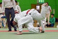 【男子個人戦８１キロ級・決勝】技ありを奪う帯農の角野大輝（手前）