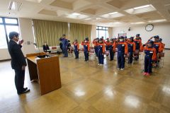 防火誓いを新たにした少年消防クラブの児童