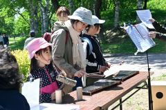 音楽に合わせて楽器を演奏する来場者ら