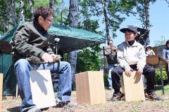 音楽に合わせてカホンを楽しむ来場者ら