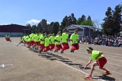クラスみんなで息を合わせて大縄を跳ぶ生徒たち（２５日午前１０時２５分ごろころ）