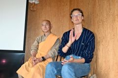 今までの活動やポーランドとウクライナの歴史について語る笹森さん（左）とアンナさん