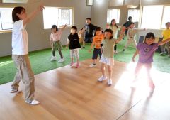 青木さんとダンスを楽しむ子どもたち