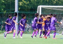 前半５分、先制点を決めた帯大谷のＮＦ（１０）山口大輝（右から３人目）が仲間と歓喜する